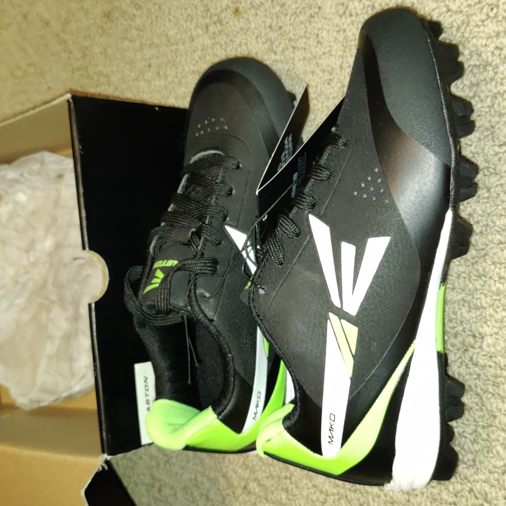 NIB Easton Mako Softball Baseball Youth Shoes